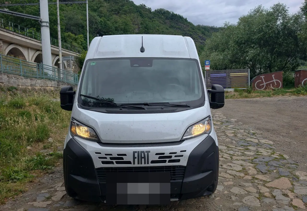 Bílý Fiat Ducato L3H2 zepředu