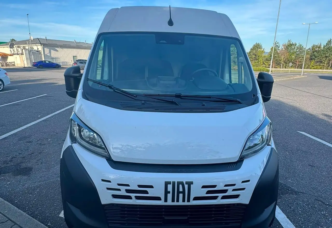 Bílý Fiat Ducato MAXI L4H2 zepředu