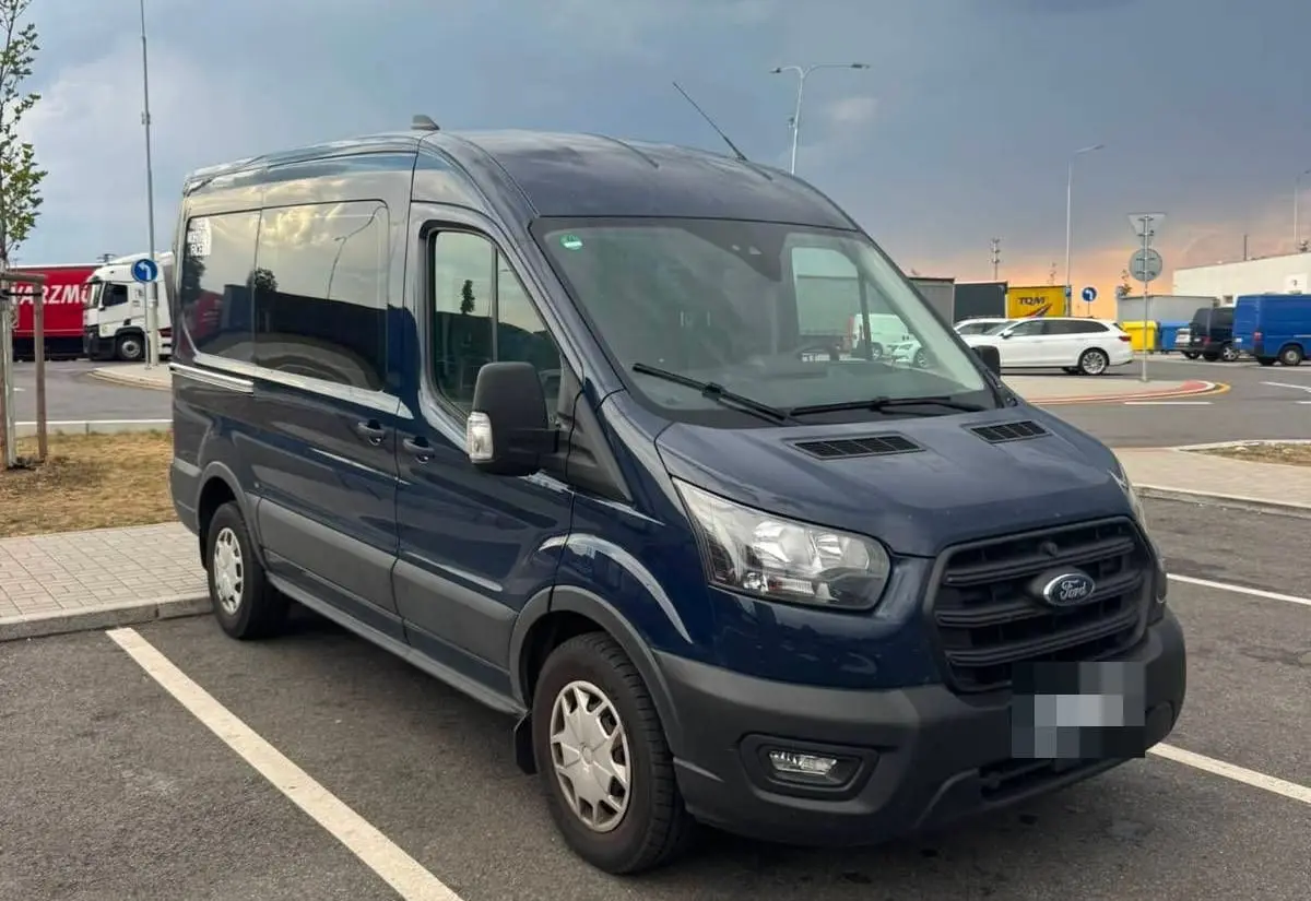Tmavě modrý Ford Transit Kombi Van zprava zepředu